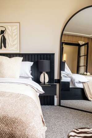 Iron/ironing board, free WiFi - Megan's Hideaway Luxury 4 Bed Retreat (Stourport-on-Severn)