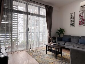 Apartemen Kota, pemandangan samudra | Area keluarga | Televisi layar datar 55-inci dengan saluran TV kabel