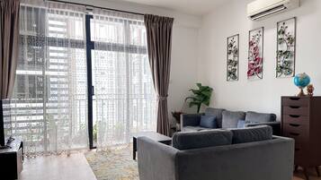 City Apartment, Ocean View | Living area
