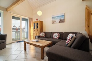 Living area - Captain's deck app in the Müritz harbor village for 6 guests with sauna, stove and 4 terraces (Rechlin)
