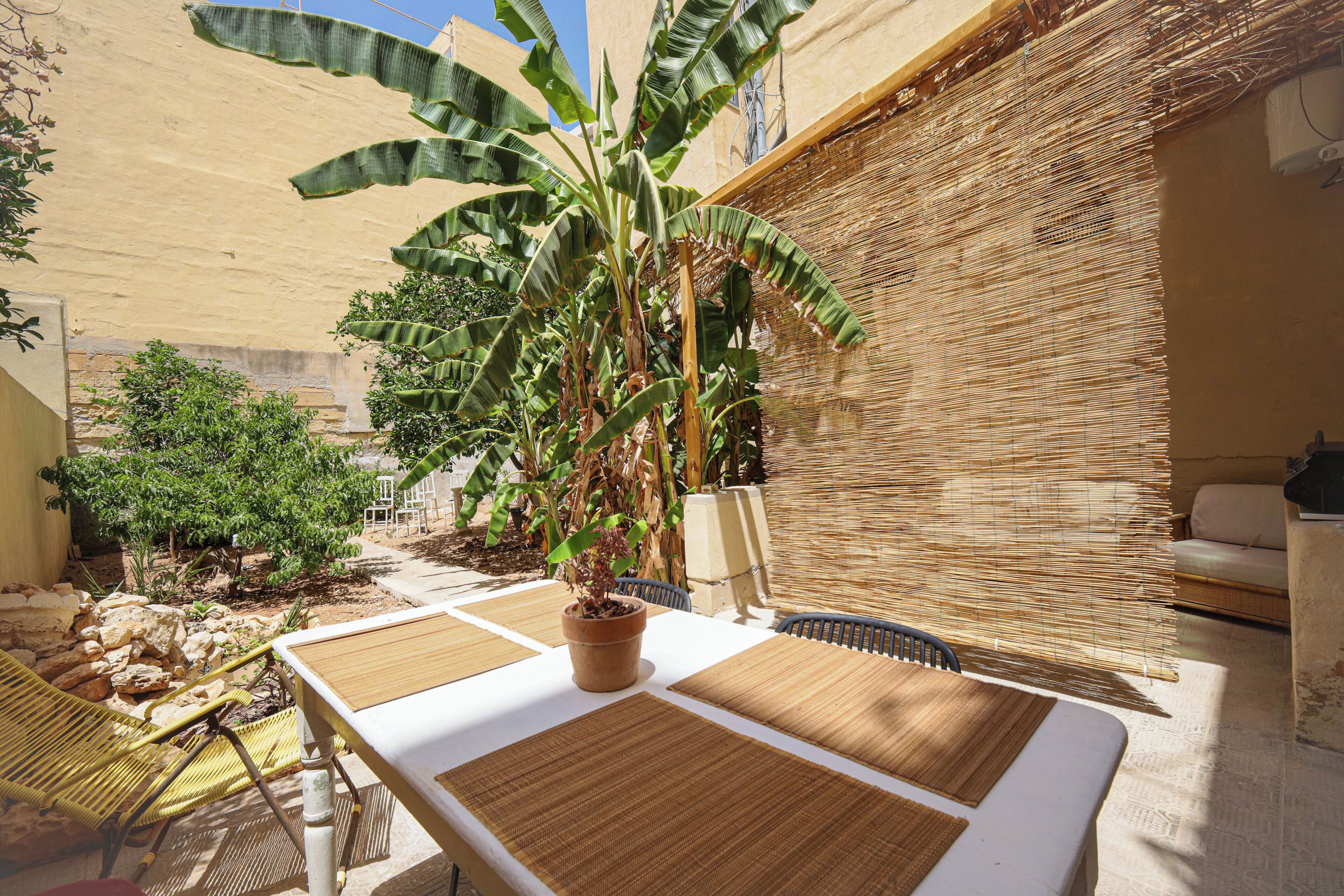 Apartamento, vista para a baía | Opções para refeição ao ar livre