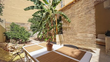 Apartamento, vista para a baía | Opções para refeição ao ar livre