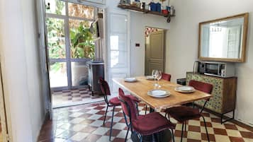 Leilighet, utsikt mot bukt | Spiseområde