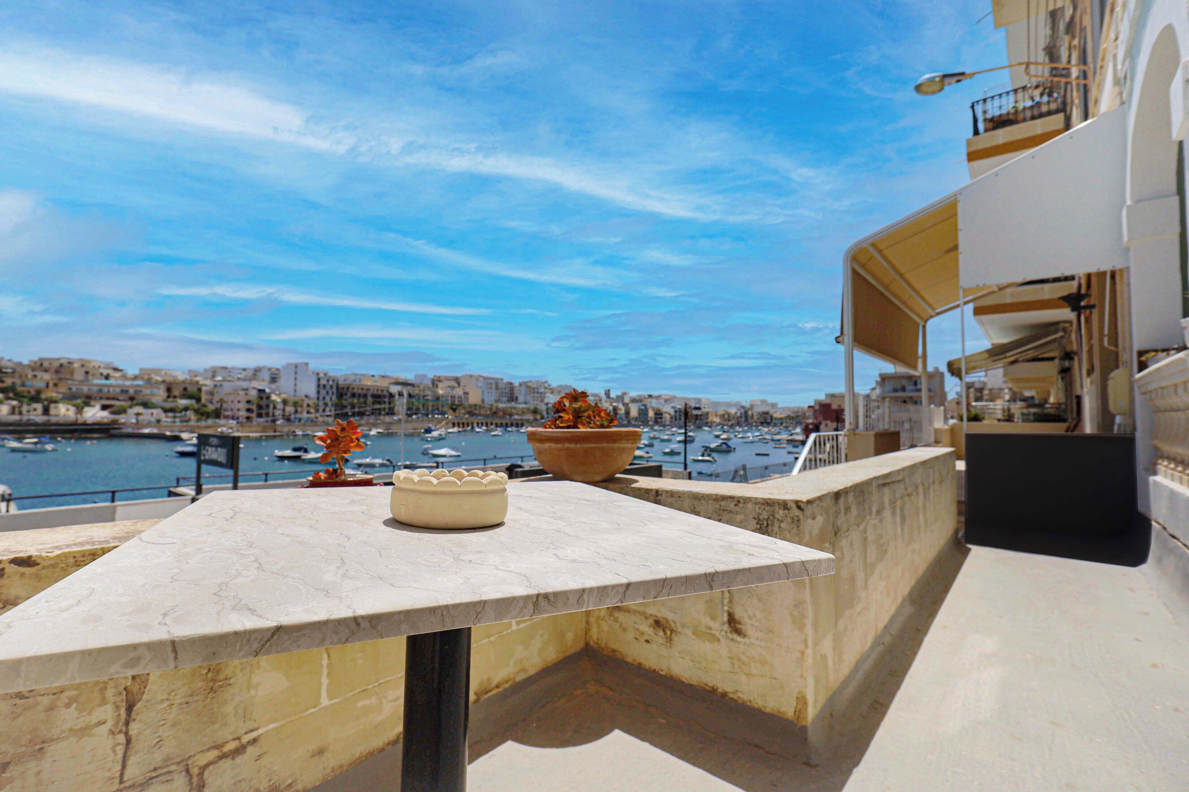 Apartamento, vista para a baía | Opções para refeição ao ar livre