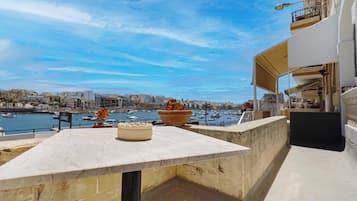 Apartamento, vista para a baía | Opções para refeição ao ar livre