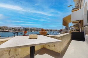 Apartamento, vista para a baía | Opções para refeição ao ar livre