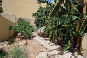 Leilighet, utsikt mot bukt | Overnattingsstedets uteområder