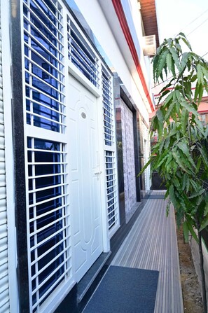 Exterior detail - Hotel Raj Inn (Lucknow)
