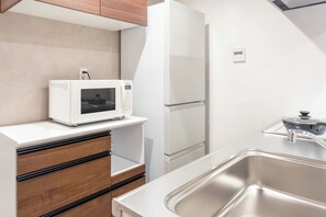 Kühlschrank, Mikrowelle, Herdplatte, Wasserkocher mit Kaffee-/Teezubehör