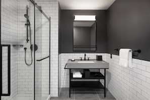 Shower, free toiletries, hair dryer, slippers - Moxy Ottawa Downtown (OTTAWA)