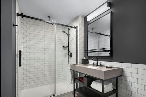 Regadera, amenidades de baño gratuitas, secadora de cabello, pantuflas