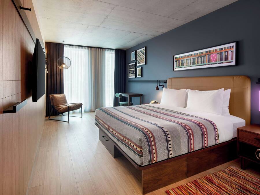 Hypo-allergenic bedding available, minibar, in-room safe, WiFi (free)