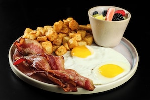 Daily cooked-to-order breakfast for a fee - Moxy Ottawa Downtown (OTTAWA)