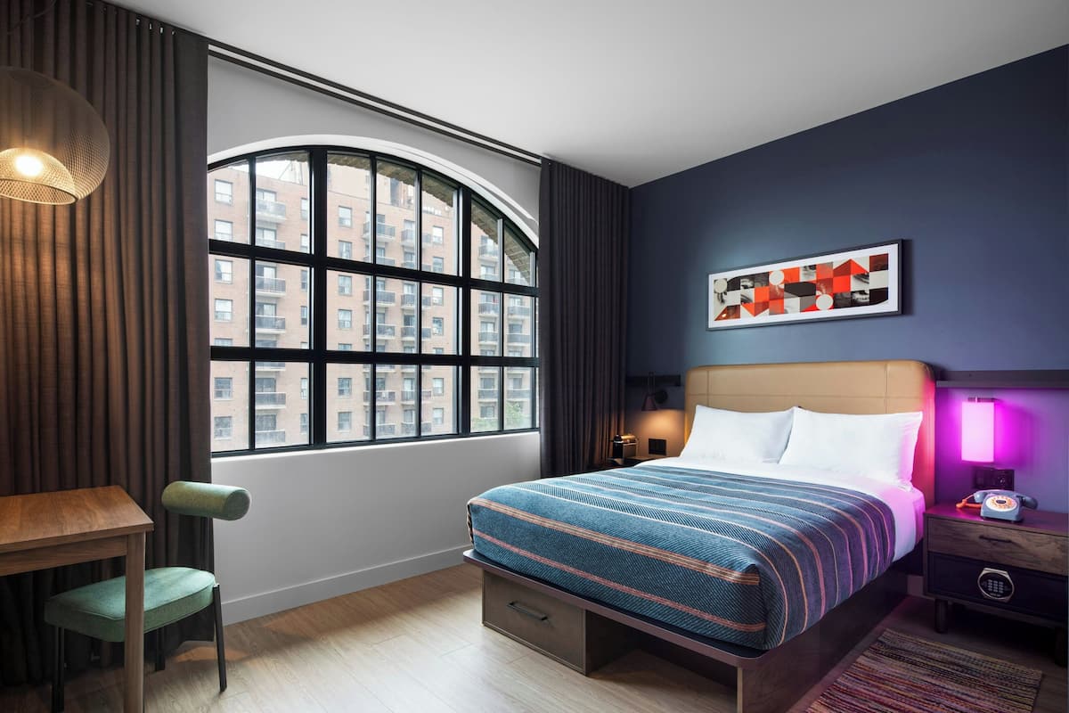 Room, 1 Queen Bed | Hypo-allergenic bedding available, minibar, in-room safe, WiFi (free)
