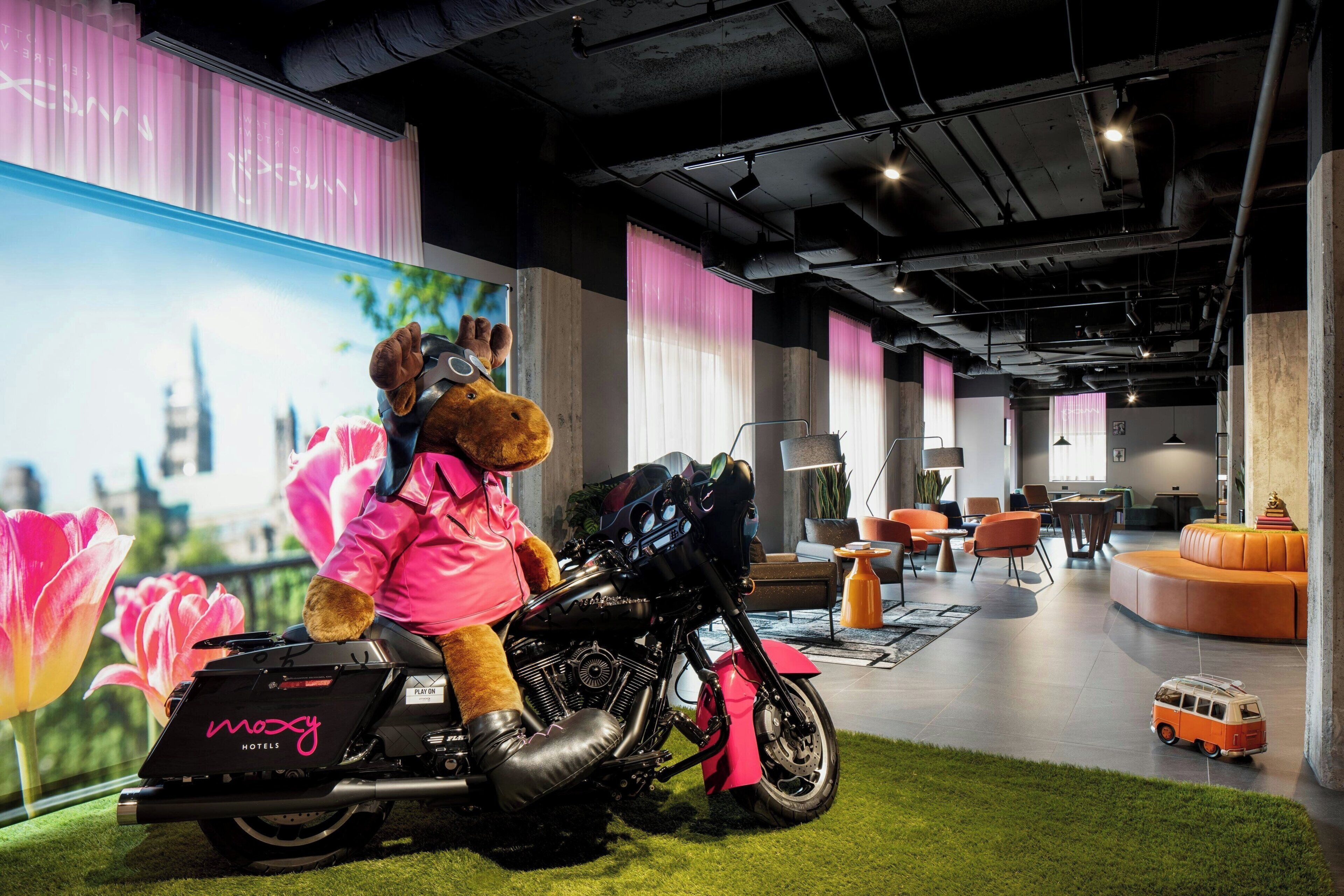 Lobby lounge