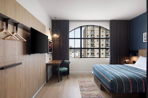 Room, 1 Queen Bed | Hypo-allergenic bedding available, minibar, in-room safe, WiFi (free) - Moxy Ottawa Downtown (OTTAWA)