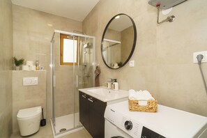 Shower, hair dryer, towels, soap - Stylish vacation apartment in Dramalj - beach just 250 m away (Dramalj)