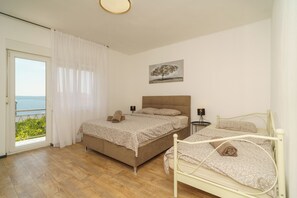 1 bedroom, free WiFi, bed sheets - Stylish vacation apartment in Dramalj - beach just 250 m away (Dramalj)