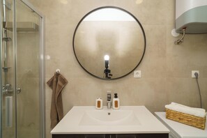 Douche, sèche-cheveux, serviettes fournies, savon