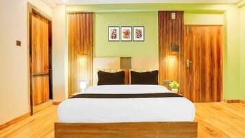Deluxe Double Room, Air conditioning | Hypo-allergenic bedding, desk, soundproofing, free WiFi