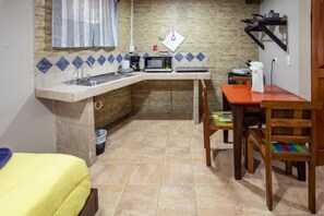 Family Quadruple Room, Patio, Garden View | Private kitchen - Casa del Arbol (Quepos)