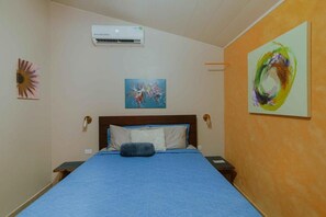 Economy Double Room, Pool View - Casa del Arbol (Quepos)