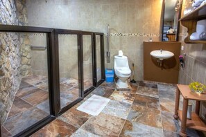 Neljän hengen perhehuone, patio, näköala puutarhaan | Kylpyhuone