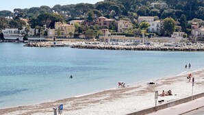 Une ville côtière dotée d’une plage, de bâtiments et d’une côte rocheuse.
