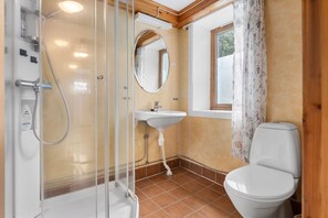 Douche, sèche-cheveux, serviettes fournies, savon