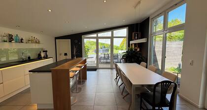 Exclusive architect-designed house: pool & private driveway