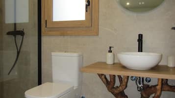 Sèche-cheveux, serviettes fournies, savon, papier toilette