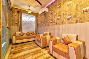 Coin salon dans le hall