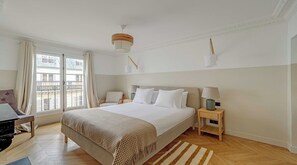 3 bedrooms, desk, iron/ironing board, travel cot - The Feel of Exclusive Luxury in an Exceptional Setting of Marais District (Paris)