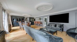 Smart TV, fireplace, DVD player, stereo - The Feel of Exclusive Luxury in an Exceptional Setting of Marais District (Paris)