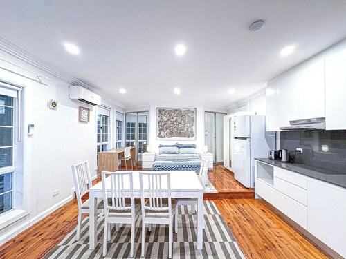 Modern Studio near Eastwood Air condition & Wifi