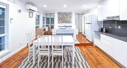 Modern Studio near Eastwood Air condition & Wifi
