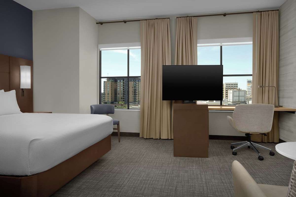 Studio, 1 King Bed | Desk, laptop workspace, blackout curtains, iron/ironing board