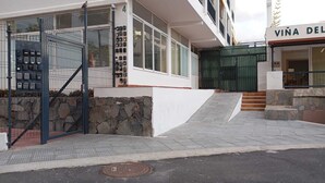 Ein Gebäude mit einem befestigten Eingang, einer Steinmauer und einem Laden mit Beschilderung.