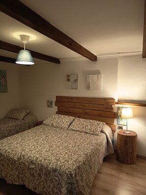 Tabla de planchar con plancha, wifi, ropa de cama