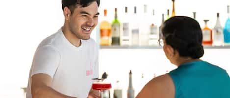 Un bar con un cantinero y un cliente.