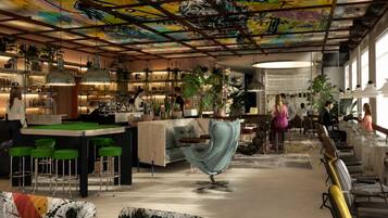 Interior moderno com área de bar, assentos e teto com arte de graffiti.