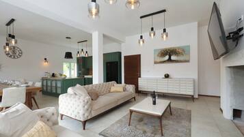 Family Villa, 5 Bedrooms, Private Pool, Courtyard View | Living area