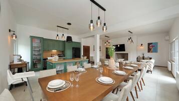 Family Villa, 5 Bedrooms, Private Pool, Courtyard View | In-room dining