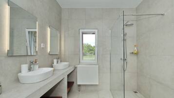Family Villa, 5 Bedrooms, Private Pool, Courtyard View | Bathroom | Shower, free toiletries, hair dryer, towels