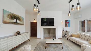 Family Villa, 5 Bedrooms, Private Pool, Courtyard View | Living area