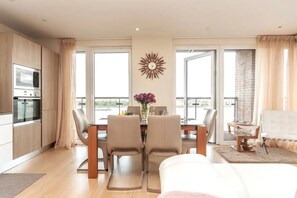 Dining - Panoramic River View Apartment in Greenwich - Central London in 15 min (London)