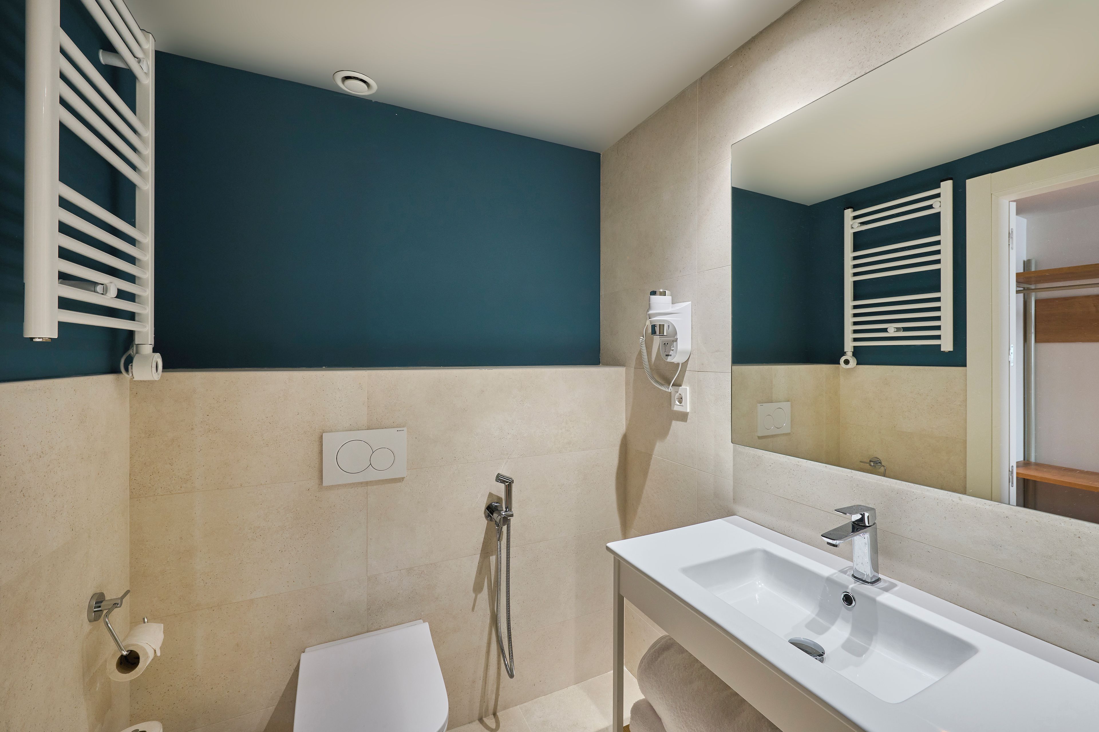 Ein Badezimmer mit Waschbecken, Toilette, Dusche und Handtuchhalter.