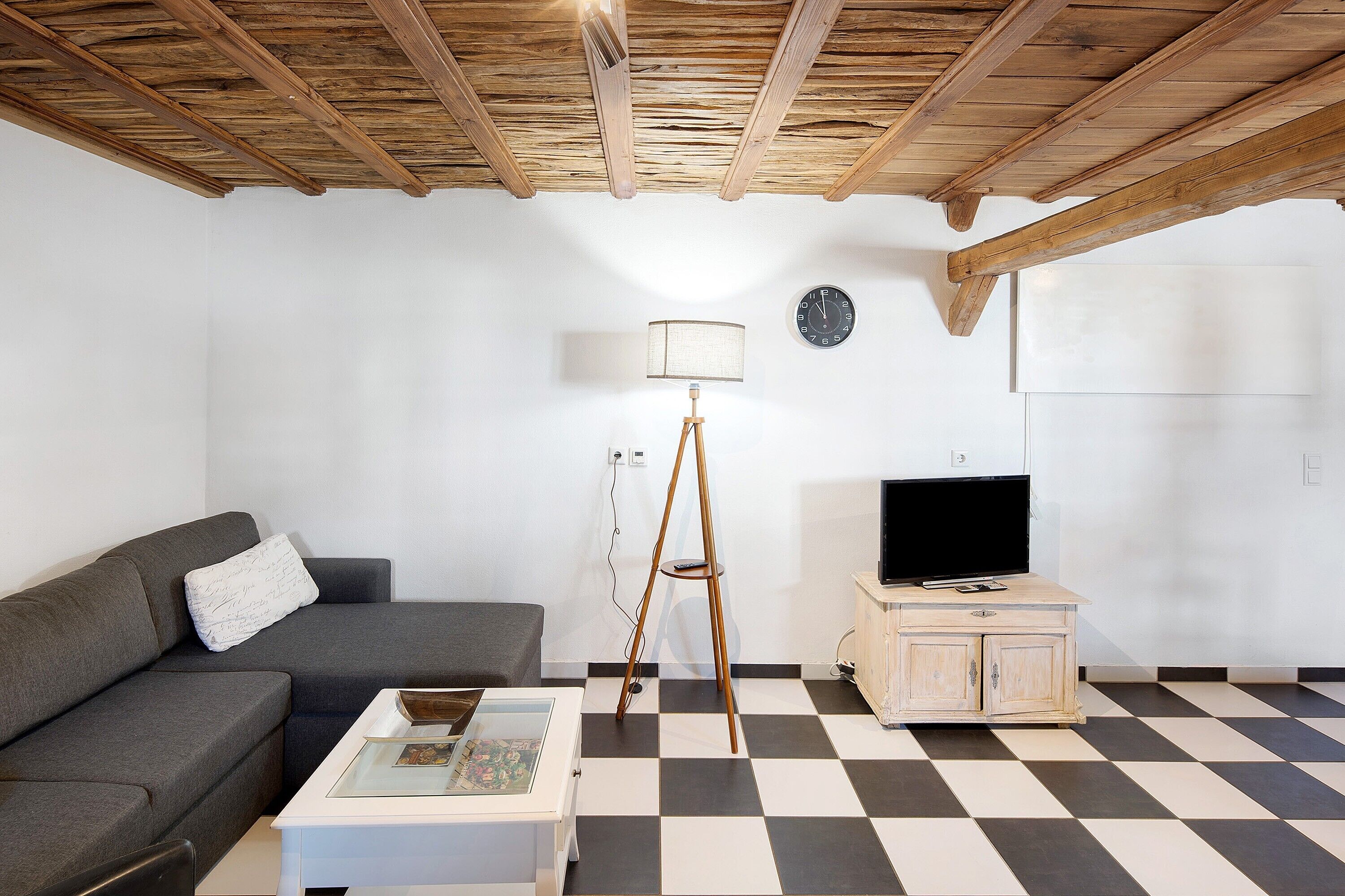 Fernseher, Kamin, Tischtennisplatte