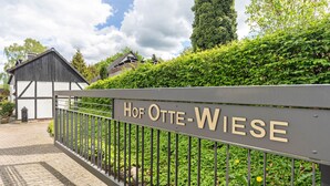 A gated entrance with a sign reading 'Hof Otte-Wiese.' - Apartment 'Kornboden' with Shared Terrace, Shared Garden and Wi-Fi (Neuenrade)