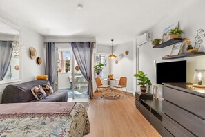 TV, ping pong - Algaida Beach Send Litoral Studio with Sea View, Wi-Fi and Air Conditioning (Calahonda)